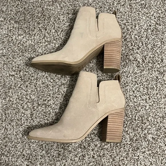 Dolce Vita Cream Ankle Booties - Picture 5 of 9